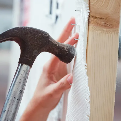 Mani che lavorano il legno con un martello
